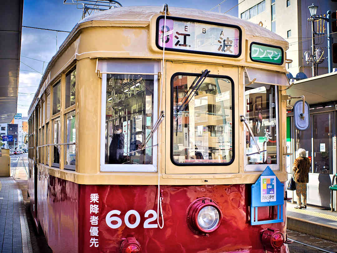 hiroshima tram by djedj on pixabay